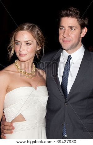 NEW YORK, NY - 26 Kasım: Aktörler John Krasinski ve Emily Blunt IFP'ın 22 yıllık Gotha katılmak