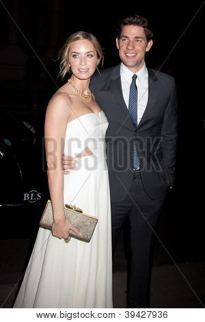 NEW YORK, NY - 26 Kasım: Aktörler John Krasinski (R) ve Emily Blunt IFP'ın 22 yıllık G katılmak