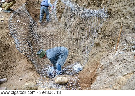 Rudarprayag, Uttarakhand, India, April 26 2014, Labor Working For Kedarnath Reconstruction After Dis
