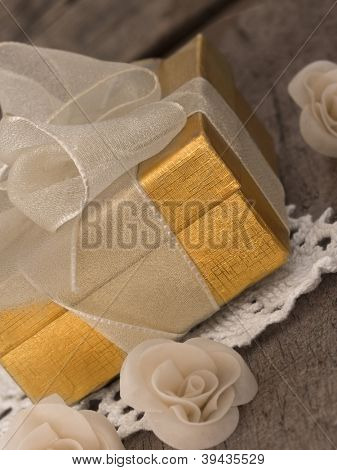 regalo Golden box int la disposizione vintage