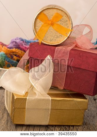confezioni regalo nella disposizione colorata
