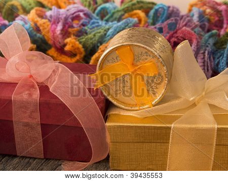 confezioni regalo nella disposizione colorata