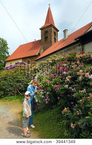 Slottet Pruhonice eller Pruhonicky Zamek sommer se (Prag, Tjekkiet)