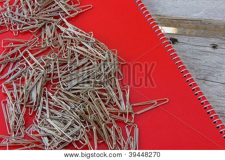 Clip en el papel de cuaderno.
