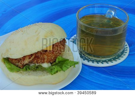 Hamburguesas y té caliente.