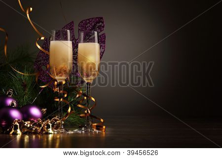 Due bicchieri di champagne pronte a portare nel nuovo anno