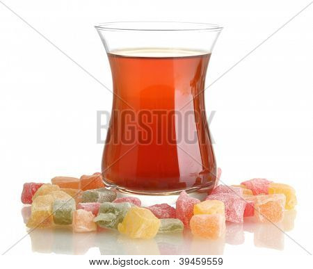 Glas türkischen Tee und Rahat Delight, isolated on white