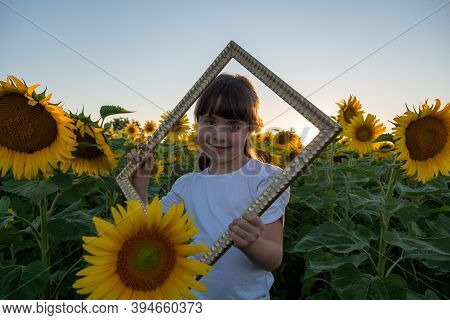 Salva\nscarica Anteprima\nseptember 2020, Bibbiano, Italy. Sweet Little Girl In A Sunflower Field