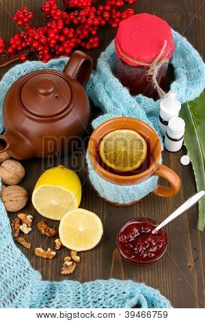 Hilfreiche Tee mit Marmelade für Immunität auf Holztisch Nahaufnahme
