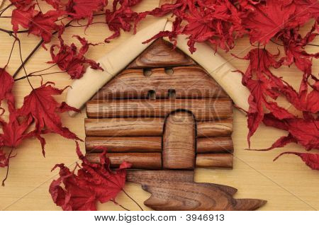 Rzeźbione Cabin House i suche klon liście