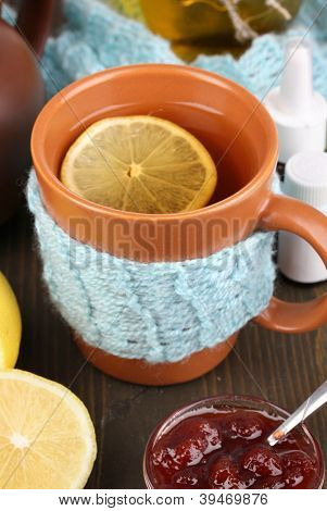 Hilfreiche Tee mit Marmelade für Immunität auf Holztisch Nahaufnahme