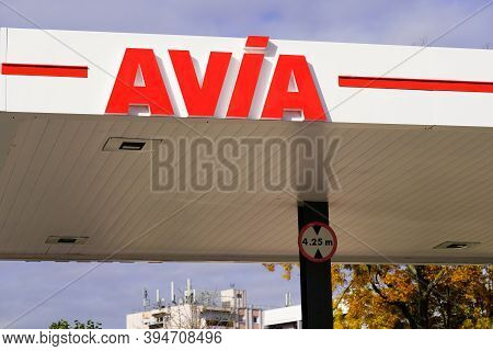 Bordeaux , Aquitaine / France - 11 11 2020 : Avia Gas Station Brand Company Logo Sign Service Petrol