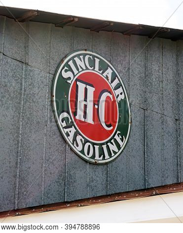 Fredericksburg,texas - Nov. 12,2020  Antique Sinclair Gas Hc Sign. The Hc Stood For High Compression