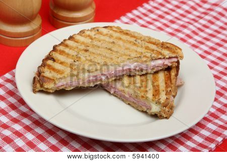 Schinken und Käse panini