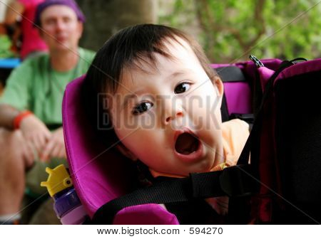Baby geeuwen