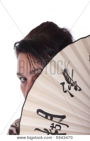 Žena je uzavřena ventilátorem