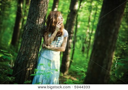 junge Frau im Wald