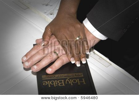 มือแต่งงานกับพระคัมภีร์