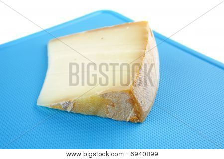 leichte Gauda Käse auf blau