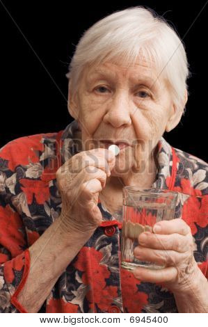 De oude vrouw drinkt een Tablet