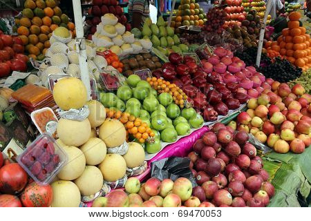 KOLKATA, INDIA - FEBRUARY 15: Street trader sell fruits outdoor on February 15, 2014 in Kolkata India. Only 0.81% of the Kolkata's workforce employed in the primary sector (agriculture)