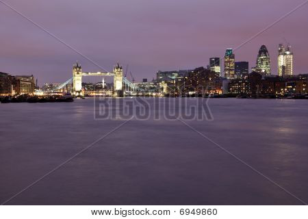 Tower Bridge i skumringen