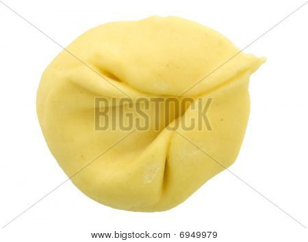 Suche Tortelloni na białym tle
