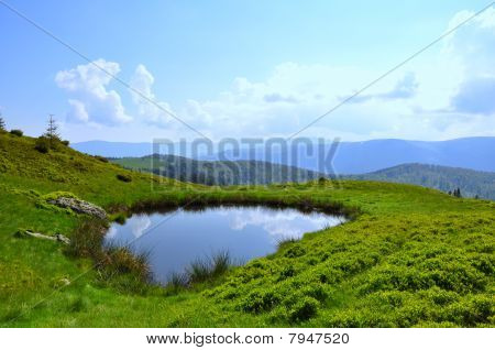 Petit lac de montagne