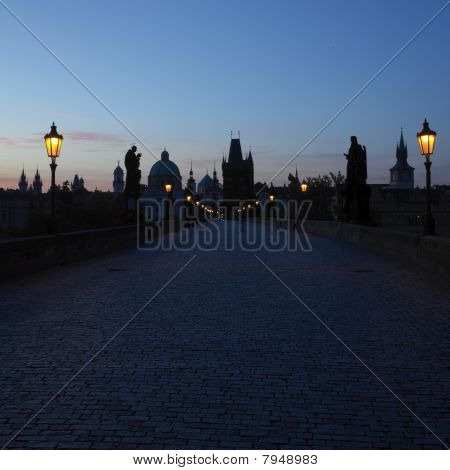 Karlsbron i Prag Tjeckien gryningen