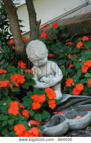 Statua di bambino Impatients rosso
