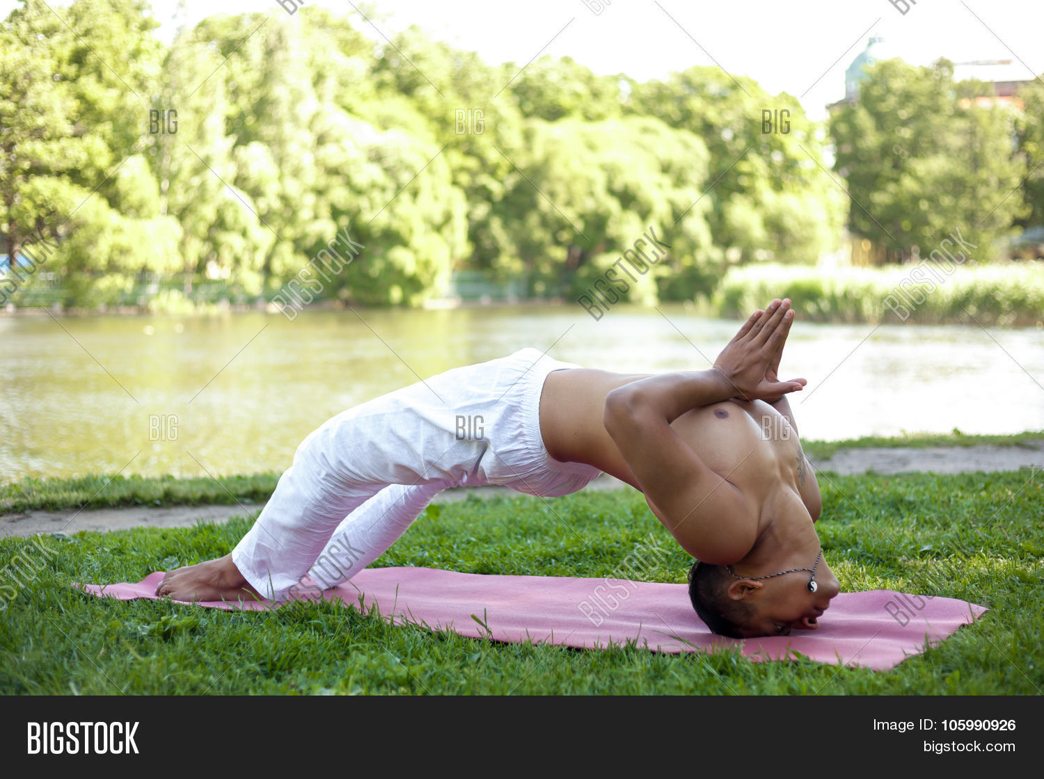 поза в которую встает йог. поза в которую встает йог. мостик упражнение для спины. прасарита-падоттанасана. ардха урдхва дханурасана.