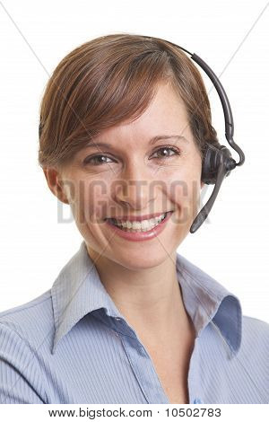 Ritratto di sorridente telemarketer di giovane donna