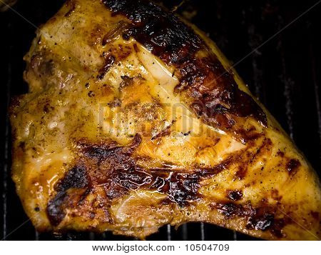 Čerstvé grilované kuřecí prsa na grilu