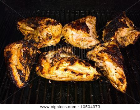 Čerstvé grilované kuřecí prsa na grilu