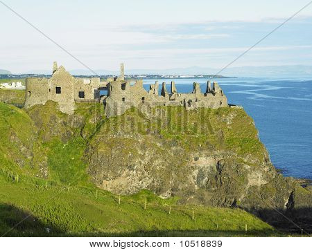 Dunluce Kalesi, County Antrim, Kuzey İrlanda kalıntıları