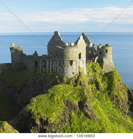 Dunluce Kalesi, County Antrim, Kuzey İrlanda kalıntıları