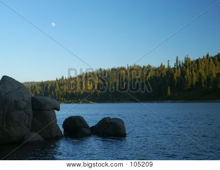 Månen Over søen