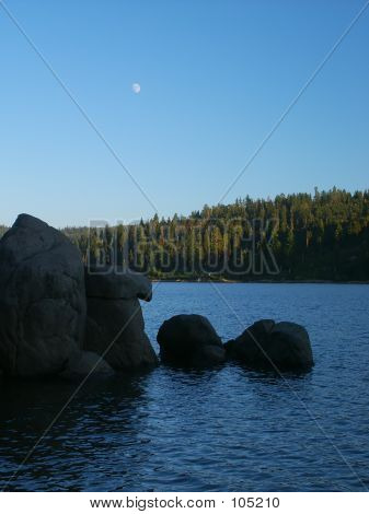 Månen Over søen