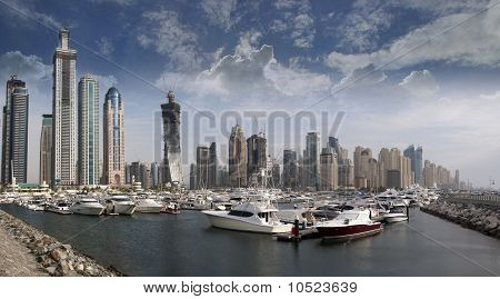 Dubai Marina, com iates e barcos