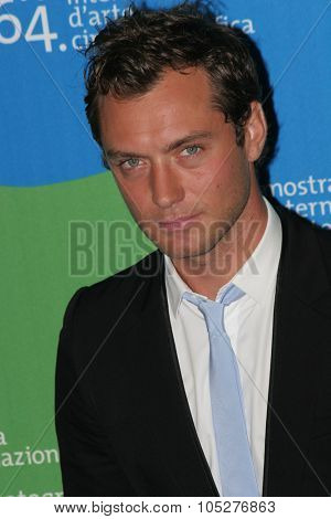 VENICE - AUGUST 30:Jude Law attends the Sleuth photocall during Day 2 of the 64th Annual Venice Film Festival on August 30, 2007 in Venice, Italy