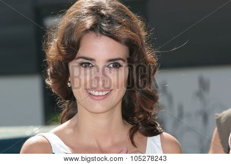 CANNES, FRANCE - MAY 19: Actress Penelope Cruz attends a photocall promoting the film 'Volver' at the Palais during the 59th International Cannes Film Festival May 19, 2006 in Cannes, France