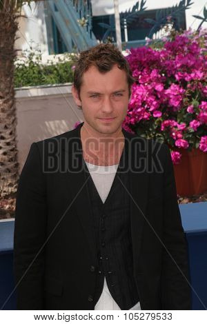 CANNES, FRANCE - MAY 16: Jude Law attends 'My Blueberry Nights' photocall during the 60th International Cannes Film Festival on May 16, 2007 in Cannes, France.