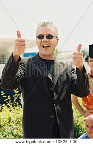  CANNES, FRANCE - MAY 18: Actor Tim Robbins  poses at the Palais des Festivals during the photocall of 'Human Nature', directed by French Michel Gondry, May 18, 2001 in Cannes, France
