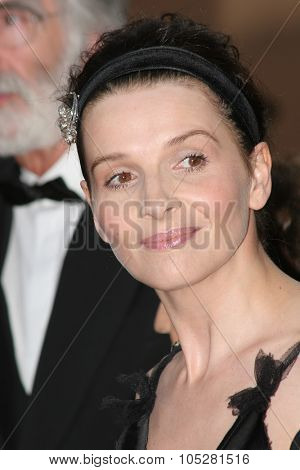 CANNES, FRANCE - MAY : Juliette Binoche  attends a screening of 'Cache' at the Grand Theatre during the 58th International Cannes Film Festival May 14, 2005 in Cannes, France