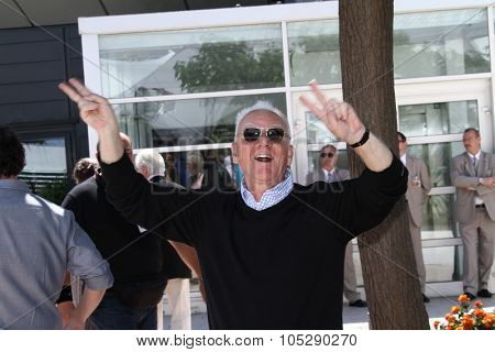 CANNES, FRANCE - MAY 20: Actor Malcolm McDowell attends the 'Le Lechon De Cinema: Malcom McDowell' photocall during the 64 Cannes  Festival at Palais des Festivals on May 20, 2011 in Cannes, France.