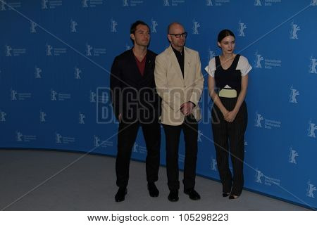 BERLIN, GERMANY - FEBRUARY 12:  Jude Law attend the 'Side Effects' Photocall during the 63rd Berlinale International Film Festival at the Grand Hyatt Hotel on February 12, 2013 in Berlin, Germany.