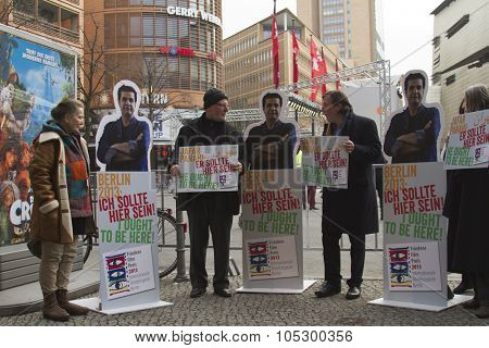  BERLIN, GERMANY - FEBRUARY 13: Protestors hold up various signs at a rally calling for Iranian officials to reverse prison sentence of Jafar Panahi  on February 13, 2013 in Berlin, Germany.