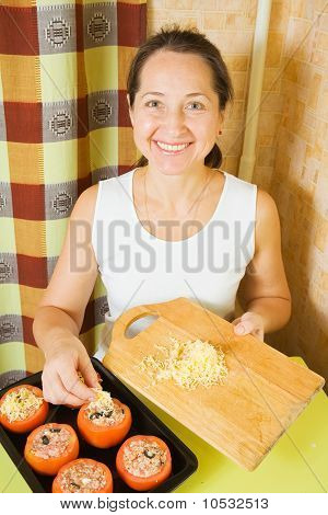 Frau hinzugefügt Gefüllte Tomaten Käse.