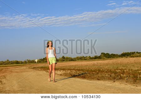 砂の道を歩いて 10 代の少女