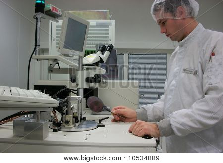 Operátor měřicí stanice Silicon oplatka
